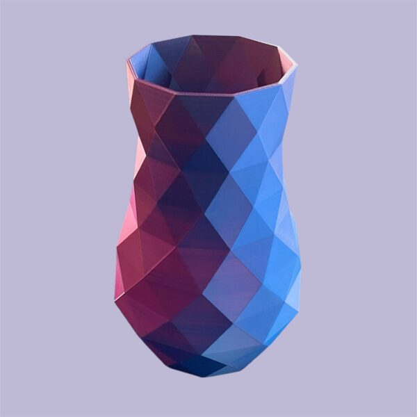 Ansicht der geometrischen 3D-Druck Vase in Blau-Violett-Farbverlauf ohne Glaseinsatz - facettiertes Polygonendesign für Trockenblumen oder als dekoratives Wohnaccessoire