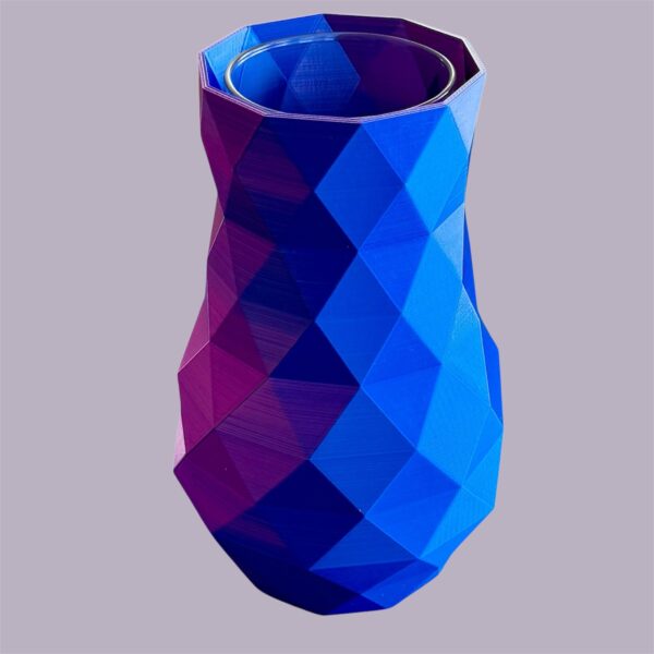 3D-gedruckte Vase mit zweifarbigem PLA-Filament in Blau und Violett - geometrisches Facettendesign mit Glaseinsatz für frische Blumen oder Trockenblumen - modernes Wohnaccessoire