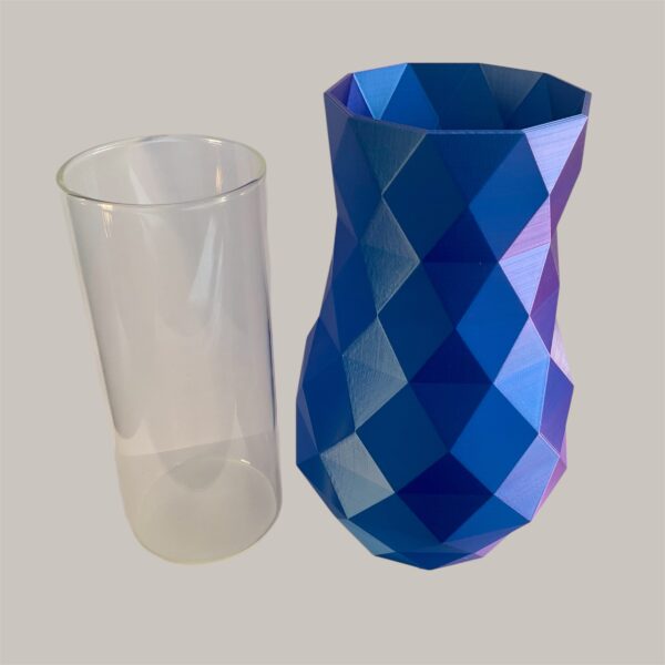 Detailansicht der 3D-gedruckten Vase in Blau-Violett neben dem separat erhältlichen transparenten Glaseinsatz - zeigt die beiden Komponenten des modularen Vasendesigns für frische Blumen