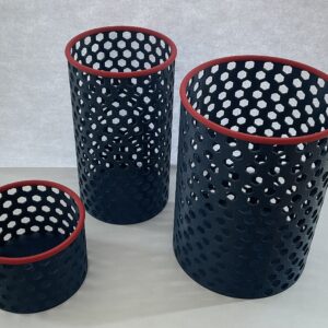 Set aus drei 3D-gedruckten Stiftebehältern in verschiedenen Größen - blaue zylindrische Organizer mit rotem Rand und Wabenstruktur für Stifte, Kleinteile oder Bürozubehör