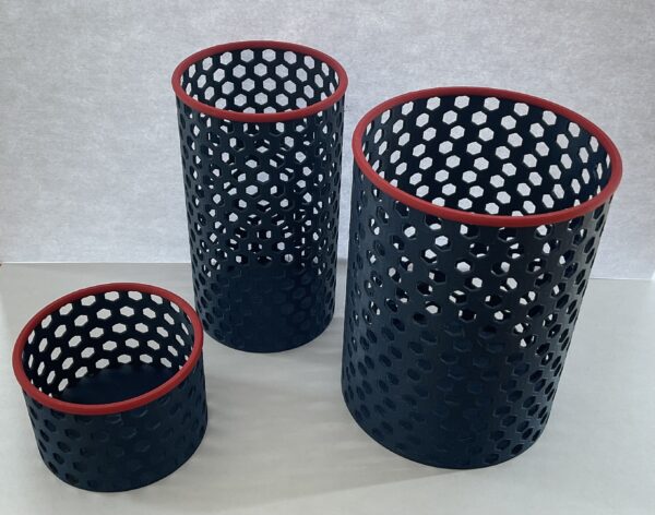 Set aus drei 3D-gedruckten Stiftebehältern in verschiedenen Größen - blaue zylindrische Organizer mit rotem Rand und Wabenstruktur für Stifte, Kleinteile oder Bürozubehör