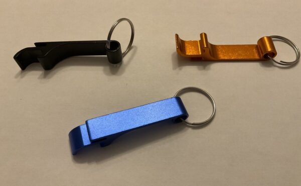 Detailansicht der Flaschenöffner-Funktion der Aluminium-Schlüsselanhänger in Schwarz, Orange und Blau - praktisches Geschenk mit Gravurmöglichkeit