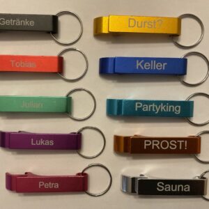 Flaschenöffner-Schlüsselanhänger aus Aluminium mit individueller Lasergravur in 10 verschiedenen Farben - mit Namen und Sprüchen wie 'Durst?', 'PROST!' und 'Partyking'