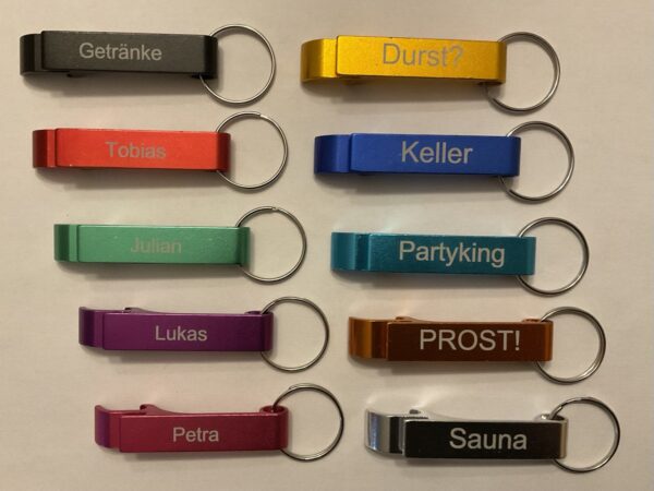 Flaschenöffner-Schlüsselanhänger aus Aluminium mit individueller Lasergravur in 10 verschiedenen Farben - mit Namen und Sprüchen wie 'Durst?', 'PROST!' und 'Partyking'