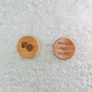 Runde Handschmeichler aus Holz mit frei gestaltbarer Lasergravur - Beispiele: Würfelmotiv und Aufschrift 'Verliere mich nicht!' - natürliche Holzscheiben zum Anfassen als persönliches Geschenk oder Glücksbringer