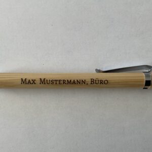 Hochwertiger Kugelschreiber aus Holz mit Beispiel einer persönlichen Lasergravur - nachhaltiges Geschenk mit eleganten Metallapplikationen für Namen, Anlässe oder persönliche Botschaften