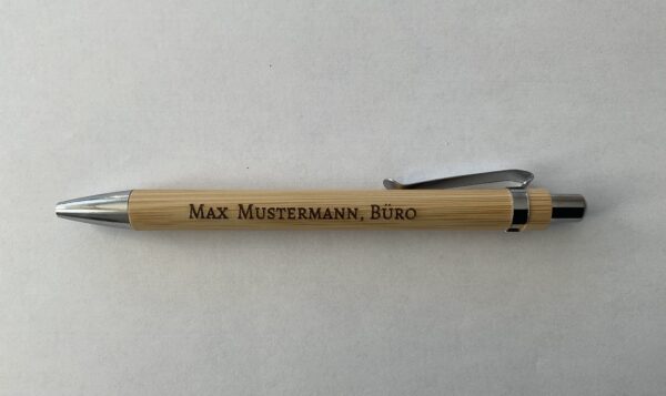 Hochwertiger Kugelschreiber aus Holz mit Beispiel einer persönlichen Lasergravur - nachhaltiges Geschenk mit eleganten Metallapplikationen für Namen, Anlässe oder persönliche Botschaften