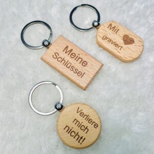 Schlüsselanhänger aus Holz mit frei gestaltbarer Lasergravur in verschiedenen Formen - Beispiele: 'Meine Schlüssel', 'Mit ♥ graviert' und 'Verliere mich nicht!' - natürliches Holzaccessoire als persönliches Geschenk