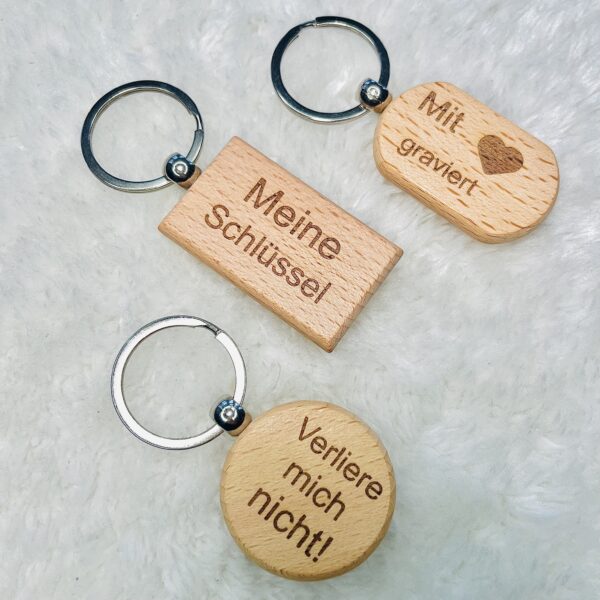 Schlüsselanhänger aus Holz mit frei gestaltbarer Lasergravur in verschiedenen Formen - Beispiele: 'Meine Schlüssel', 'Mit ♥ graviert' und 'Verliere mich nicht!' - natürliches Holzaccessoire als persönliches Geschenk