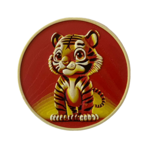 Runder Untersetzer mit farbigem 3D-Druck eines niedlichen Cartoon-Tigers auf rotem Hintergrund - dekorative Tischunterlage mit dreidimensionalem Relief-Effekt aus PLA