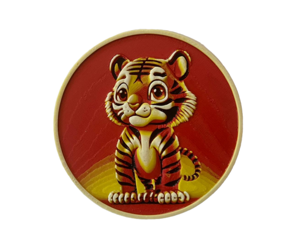 Runder Untersetzer mit farbigem 3D-Druck eines niedlichen Cartoon-Tigers auf rotem Hintergrund - dekorative Tischunterlage mit dreidimensionalem Relief-Effekt aus PLA