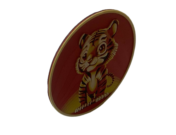 Seitenansicht des farbigen 3D-Druck Untersetzers mit Tiger-Motiv - zeigt die schlanke Bauweise und das leicht erhabene Relief des Designs mit rotem Hintergrund