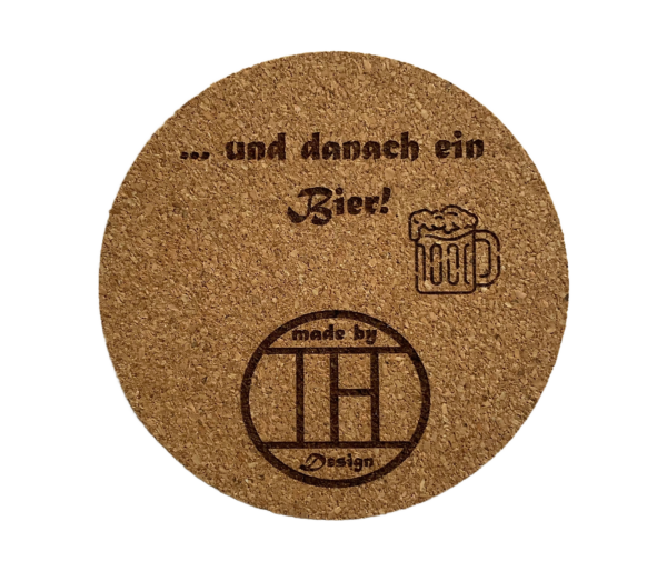 Rückseite des personalisierbaren Kork-Untersetzers mit humorvoller Lasergravur '...und danach ein Bier!' und Bierkrug-Symbol - zweiseitig verwendbare Tischunterlage aus nachhaltigem Naturkork
