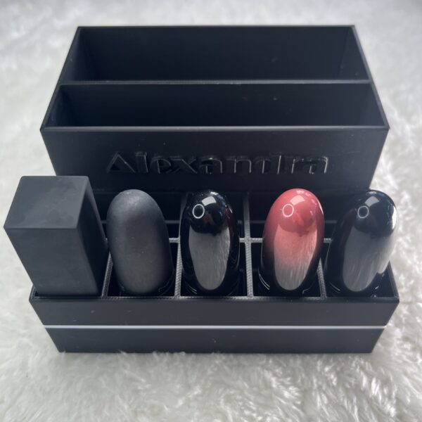 Kosmetik-Organizer aus 3D-Druck mit Beispielnamen 'Alexandra' und eingelegten Lippenstiften - praktische Aufbewahrung mit frei wählbarer Namens-Personalisierung für verschiedene Beautyprodukteformate