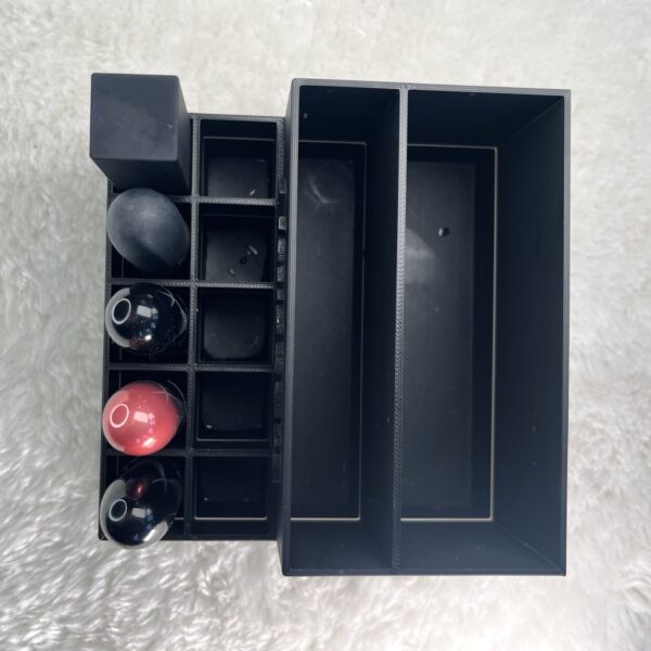 Draufsicht des 3D-gedruckten Lippenstift-Organizers mit verschiedenen Kosmetikprodukten - zeigt die praktische Fächeraufteilung für Lippenstifte, Beauty-Blender und Make-up-Utensilien in Verwendun