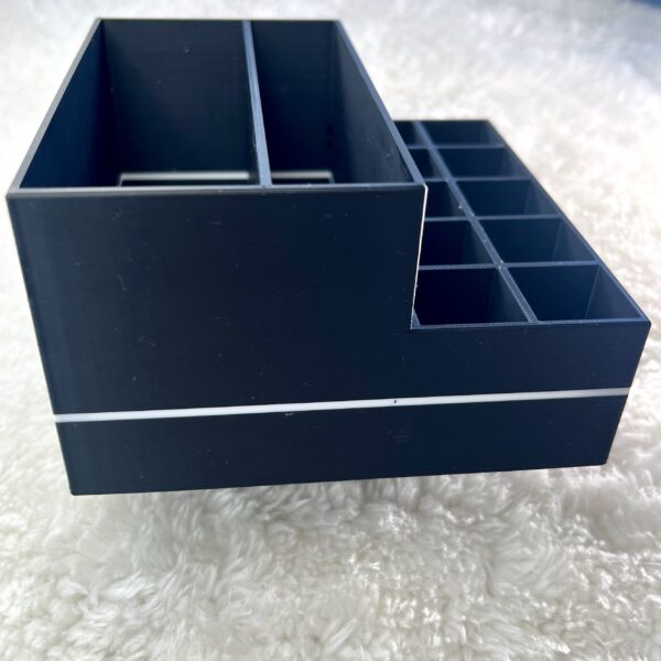 Seitenansicht des schwarzen 3D-gedruckten Kosmetik-Organizers - zeigt die Struktur mit mehreren Fächern und die kompakte Bauweise der Make-up Aufbewahrungsbox
