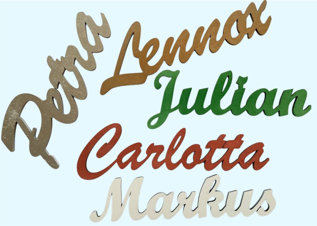Handgefertigte Namensschilder aus Holz mit Lasergravur in verschiedenen Farben - Beispiele von Namen wie Lennox, Julian, Carlotta und Markus - individuell lackiert für Kinderzimmer, Türen oder als Geschenk