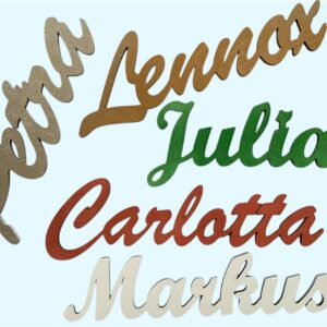 Handgefertigte Namensschilder aus Holz mit Lasergravur in verschiedenen Farben - Beispiele von Namen wie Lennox, Julian, Carlotta und Markus - individuell lackiert für Kinderzimmer, Türen oder als Geschenk