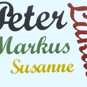 Farbige 3D-gedruckte Namensschilder aus PLA - Beispielnamen 'Peter', 'Markus', 'Susanne' und 'Lukas' in Schwarz, Grün, Gelb und Rot - personalisierbare Schriftzüge für Wand oder Tür