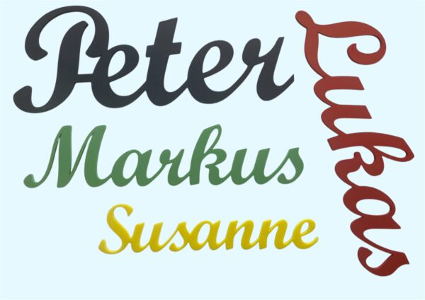 Farbige 3D-gedruckte Namensschilder aus PLA - Beispielnamen 'Peter', 'Markus', 'Susanne' und 'Lukas' in Schwarz, Grün, Gelb und Rot - personalisierbare Schriftzüge für Wand oder Tür