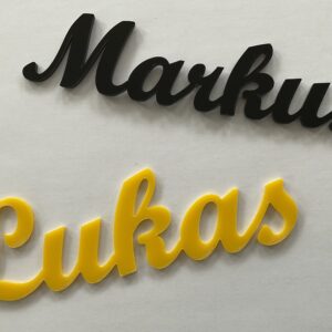 3D-Namensschilder aus Acryl mit Laserschnitt - Beispiele 'Markus' in Schwarz und 'Lukas' in Gelb - individuelle Schriftzüge für Tür, Wand oder Schreibtisch