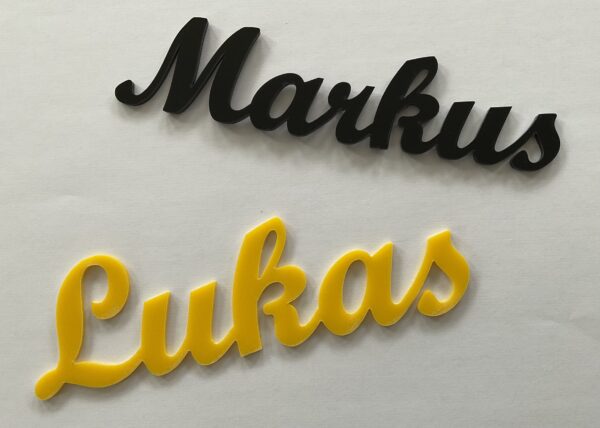 3D-Namensschilder aus Acryl mit Laserschnitt - Beispiele 'Markus' in Schwarz und 'Lukas' in Gelb - individuelle Schriftzüge für Tür, Wand oder Schreibtisch