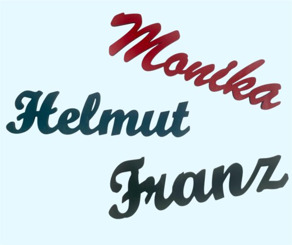 Galeriebild personalisierter Namensschilder aus Holz - Beispielnamen 'Monika', 'Helmut' und 'Franz' in Rot, Schwarz und Blau - individuell lasergeschnittene Schriftzüge für Wanddekoration