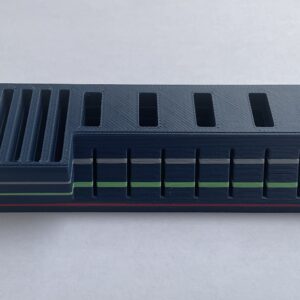 3D-gedruckter Speicherkartenorganizer aus PLA für USB-Sticks, SD-Karten und Micro-SD-Karten in dunkelblau mit farbigen Akzentlinien